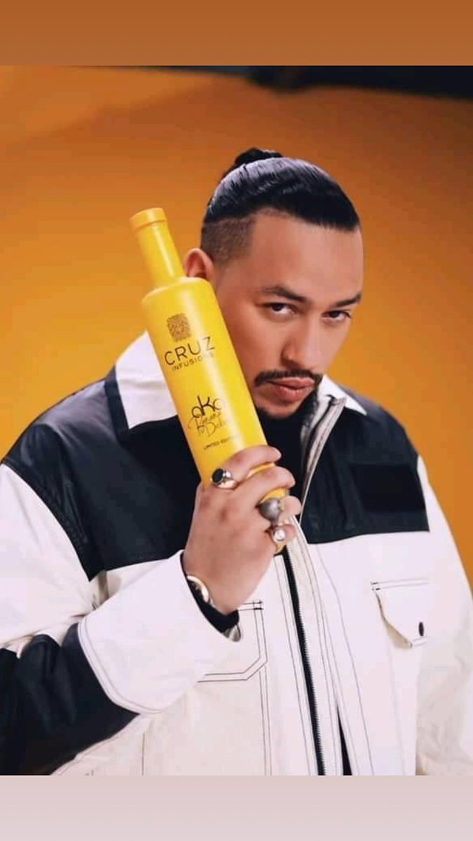 AGxumeka's tweet photo. When I saw the bottle and the hair😬😬

Only girls will understand 😂😂😂 https://t.co/kVZW9fQCSF