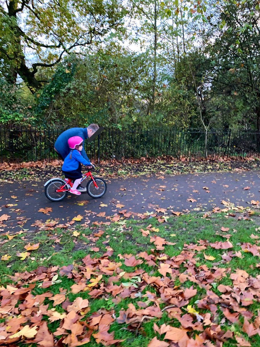 𝖸𝗈 𝖮𝗄𝖺𝖽𝖺 今朝中古品で買った子供用自転車 さっそく練習 娘にとって初めて のサイクリング 補助輪は無しだし まだ支えが必要だったけど 全く怖がらず楽しそうだった 私も自転車に乗る練習をした6歳の時の記憶が蘇った ロンドン育児日記
