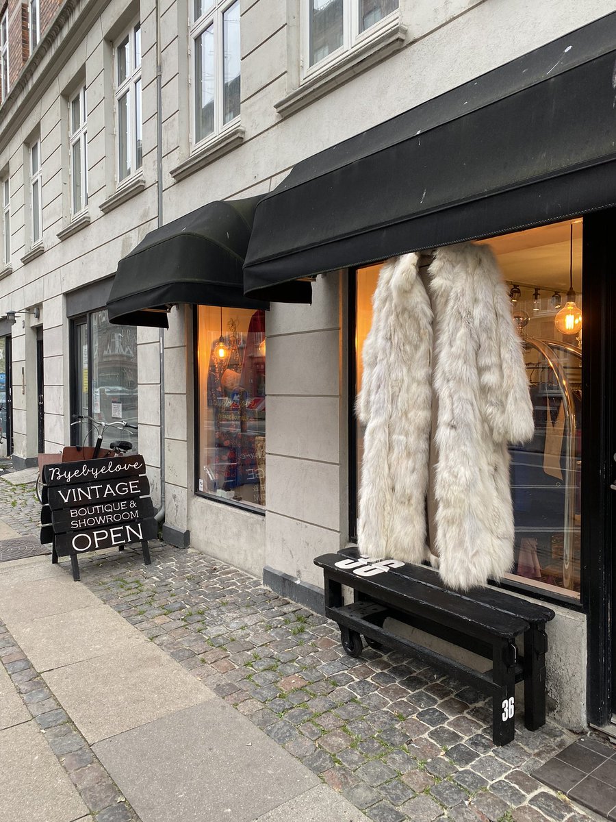 LauraJul's tweet image. Én ting er masseminkemordet. Men behøver de ligefrem at flage med de døde?