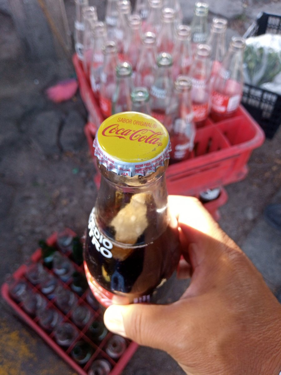 Efraunomasuno's tweet photo. Qué cosa¡¡¡; Reportan botella de refresco cerrado con elementos ajenos. @CocaColaMx @SomosCocaCola @cocacolafmec @FEMSA @FEMSAColeccion #Propimex @SSalud_mx @SaludEdomex @unomasunomx @RICARDO1150AM @vozdeoriente @Rodolfodorantes https://t.co/H3FRRlVag1