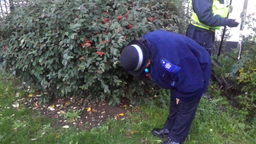 MPSHamBroadway's tweet photo. Officers from the Hammersmith Broadway Ward conducted a weapon sweep today as part of #opsceptre with @LBHF wardens in a #W6 estate. We look forward to continuing this partnership to prevent knife crime. #hammersmith #opsceptre #stopknifecrime https://t.co/TERUbsFJx8