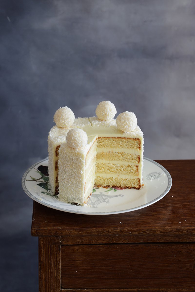 repostmiguel's tweet photo. Tarta Raffaello
Para el toque final de esta delicia hemos querido decorar la tarta con, por supuesto, unos bombones Raffaello pero hechos por nosotros mismos. 
Receta en el blog de @MyKaramelli  ↓↓↓
https://t.co/SNA324XqeE https://t.co/sZC6EfMvuH