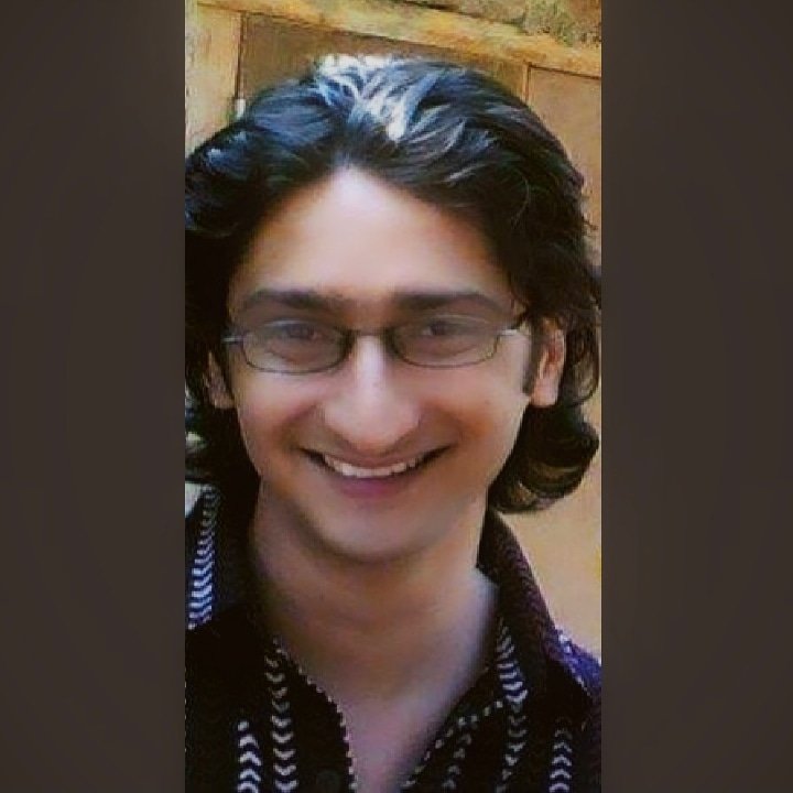 Crazyforkunal's tweet photo. Cute smile 😘😍
@kunalkkapoor 
#remix #varun #oldpic
#kunalkarankapoor https://t.co/SFREdIxqnE
