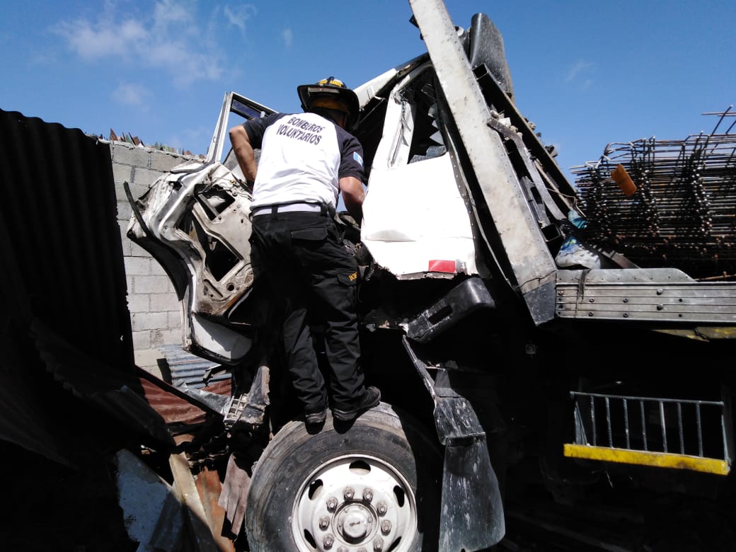 stereo100xela's tweet photo. #Urgente 🚨 | Dos niños mueren en accidente ⬇️

Este martes, un camión se accidentó en una vivienda, en la aldea Cristo Rey, Santa Catarina #Pinula, #Guatemala, y dejó como saldo dos niños fallecidos, informaron @BVoluntariosGT. https://t.co/acKJ1rWvyC