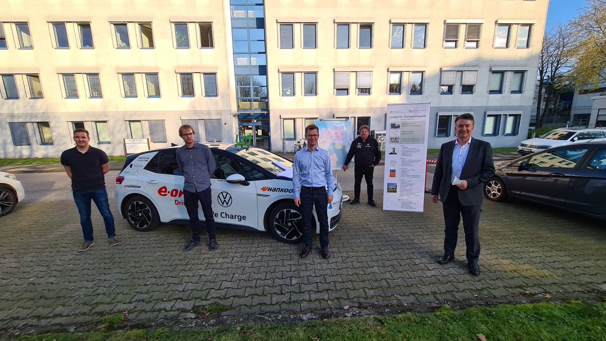 id3marathon's tweet photo. Effiziente und genaue Routenplanung der @TU_Dortmund für die #id3deutschlandtour! Heute bei Prof. Clausen und seinem Team bedankte sich das #id3team für die langjährige Zusammenarbeit #id3 #id3marathon https://t.co/IVTmCShdlc