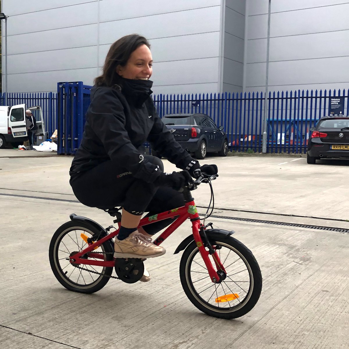 Ride_Clean_'s tweet image. Test riding the latest compact geometry bike. We&apos;re loving that it&apos;s easy to carry, has all-weather mudguards, and is small enough to keep under your home desk 🤣

@frogbikes #childrensbikes #kidsbikes #biketesting #rideclean