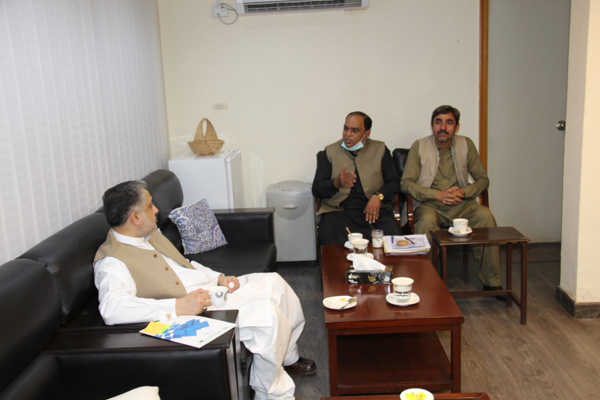PEFPUNJAB's tweet photo. چیئرمین پیف سردار آفتاب اکبر نے ایم ڈی پیف اسد نعیم سے آج پیف دفتر ملاقات کی چیرمین پیف نے ایم ڈی پیف کے چارج سنبھالنے کے فوراً بعدسکولوں کو بقایا جات کی ادائیگی پر اطمینان کا اظہار کیا اور اس توقع کا اظہار کیا کہ پارٹنر سکولوں کو پیش آنےوالے دیگر مسائل کو بھی فوری حل کیا جاےگا۔ https://t.co/FBMKupUBoQ