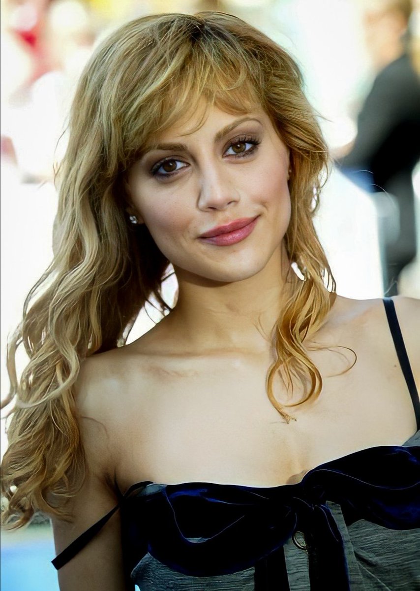 Un día como hoy pero de 1977, nació la actriz y cantante Brittany Murphy.  Estaría cumpliendo 43 años. ☹️ ¡Te extrañamos! #BrittanyMurphy, image size:854x1200