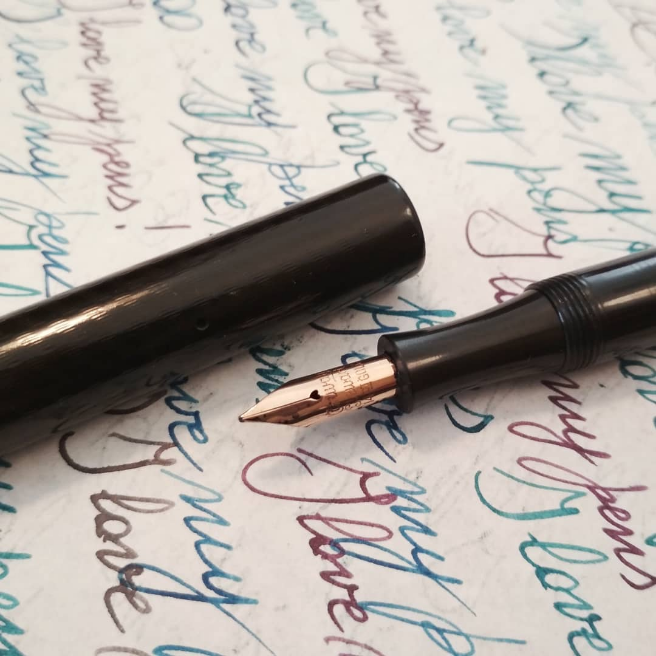Conway__Stewart's tweet photo. Reposting @brothersinpens: 
...
"I ♥️ my ✒️

#ilovemypen
#brothersinpens #sistersinpens 
#fountainpens #inks #fountainpencommunity

#vintage #vintagepen
#conwaystewart #scribe330 330 #scribe 
14ct gold Conway Stewart flex #nib #flexynib
#diamineink #indingo https://t.co/eyYSbTGioI