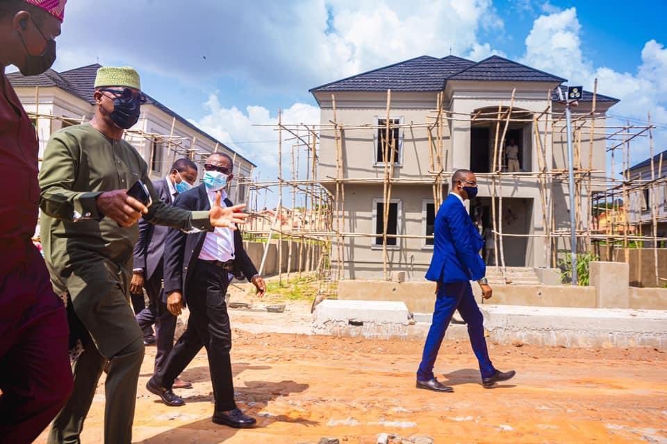 Opetuyii's tweet photo. Ogun State Governor, Prince @dabiodunMFR was at the residential estate being constructed by @officialopic in Abeokuta, to assess the level and quality of work. 
10th November, 2020 
�� @ademide4040 
#BuildingOurFutureTogether https://t.co/LTv8yMuXbM