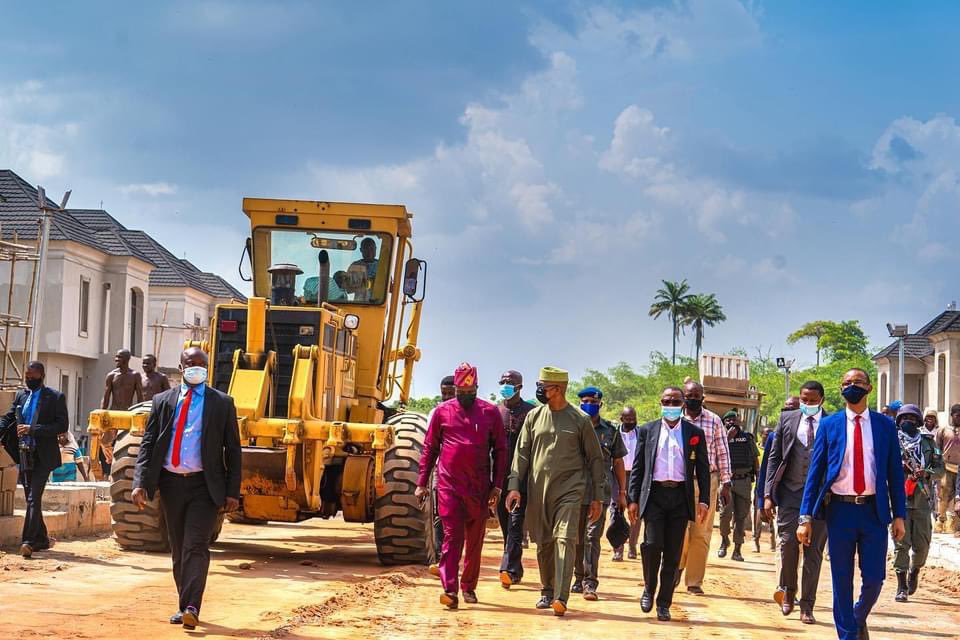 Opetuyii's tweet photo. Ogun State Governor, Prince @dabiodunMFR was at the residential estate being constructed by @officialopic in Abeokuta, to assess the level and quality of work. 
10th November, 2020 
�� @ademide4040 
#BuildingOurFutureTogether https://t.co/LTv8yMuXbM