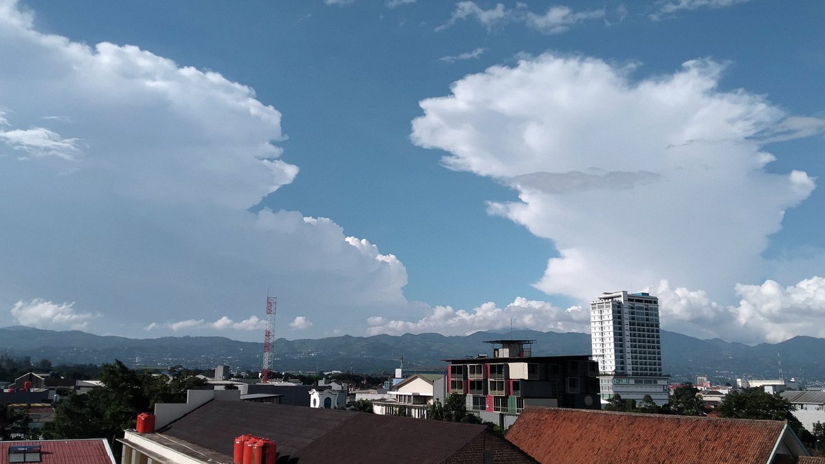 Tapi untuk saya pribadi, mmm saya gila apa ya hahahaha saya benci langit gelap dan hujan. Sehingga sebaliknya, saya penuh energi ketika melihat langit biru, cerah, dan rentetan cumulus dan cumulonimbus muncul di langit. Handphone cuma penuh sama foto awan. Ini lebaran kemarin.