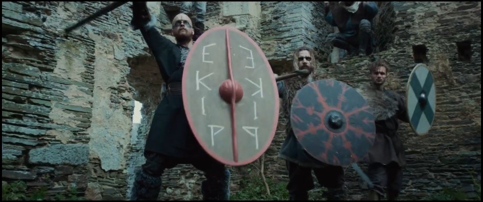 Meltyy3's tweet photo. #ekip @freezecorleone jusque dans les clips de @JoycaOff 😂😂 https://t.co/wDFDOp3fiB