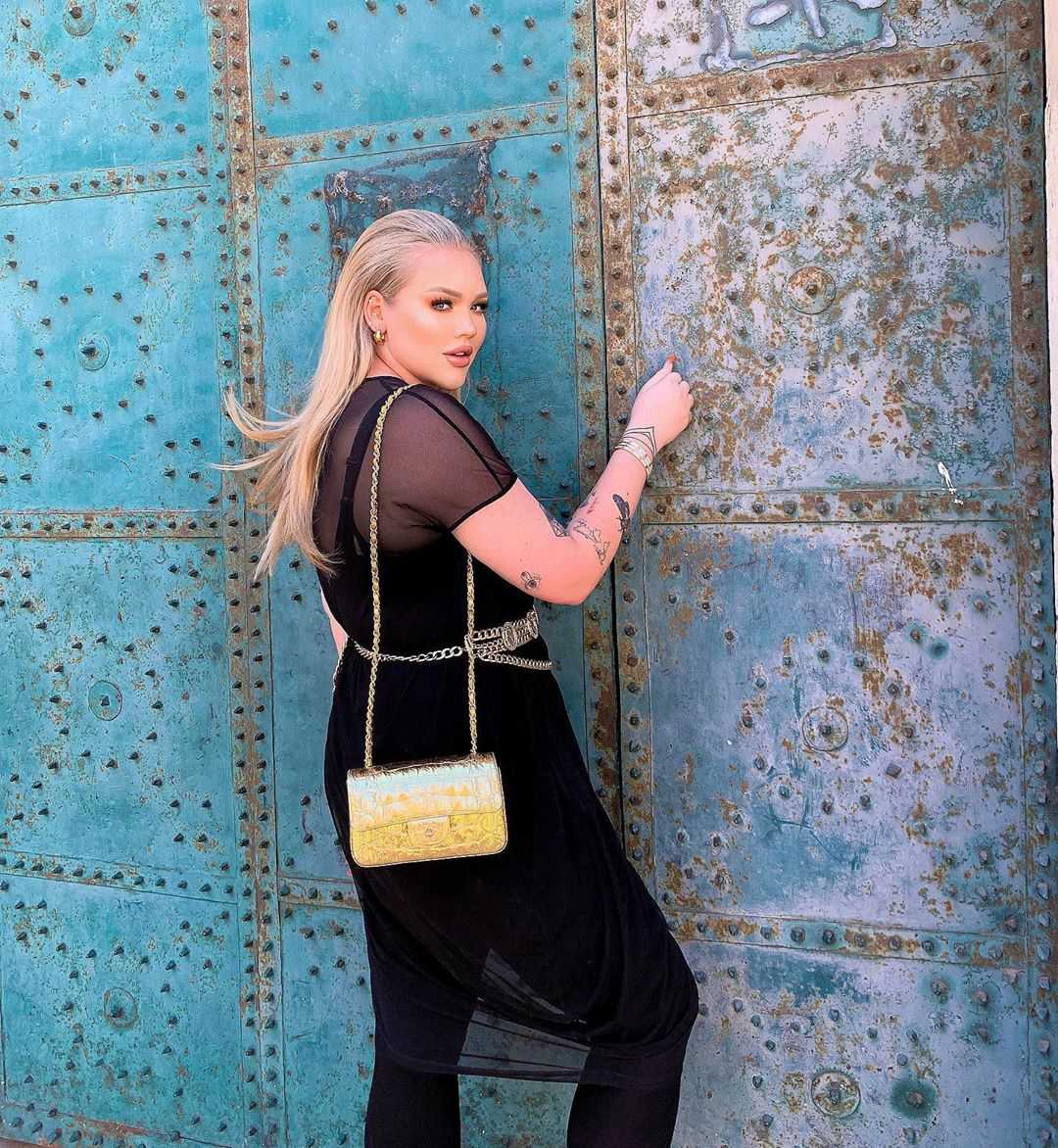 SBashees's tweet photo. Me acabo de enterar que NikkieTutorials mide 1.94 
Pateame la cara cuando quieras reina por favor te lo pido https://t.co/uV1B4NssRI