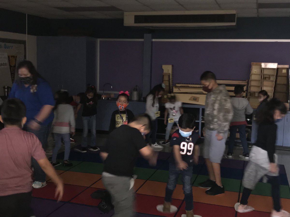 MsNBurr's tweet photo. When you practice moving to different meters, it’s more fun to try skating! #AldineAnywhere @QuaverMusic @aldinefinearts @Thompson_Aldine #firstgradefun #ThompsonMusic https://t.co/raedz3ZkIE