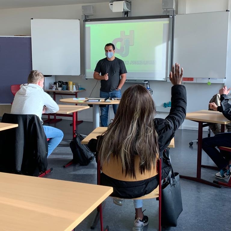 GhJ_eV's tweet photo. Endlich sind wir wieder an den #Schulen unterwegs! 🥳Nachdem wir durch #Corona mit unseren #Projekten sehr lange pausieren mussten, finden nun wieder Unterrichte zu #Kriminalitätsprävention, #Drogenprävention und Co. statt - natürlich mit #Abstand und #Maske. Wir freuen uns! :) https://t.co/eb6BgYb7l6
