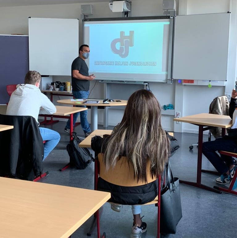 GhJ_eV's tweet photo. Endlich sind wir wieder an den #Schulen unterwegs! 🥳Nachdem wir durch #Corona mit unseren #Projekten sehr lange pausieren mussten, finden nun wieder Unterrichte zu #Kriminalitätsprävention, #Drogenprävention und Co. statt - natürlich mit #Abstand und #Maske. Wir freuen uns! :) https://t.co/eb6BgYb7l6