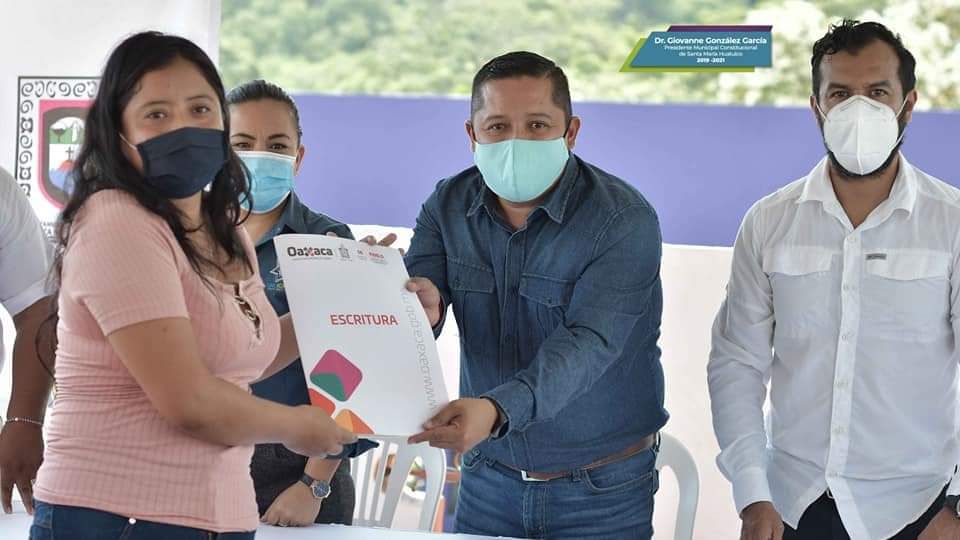 drgiovannehux's tweet photo. Junto al Director de Planeación y Comercialización del @FIDELO_Goboax Christian García Sánchez y de la síndico municipal, hicimos entrega de quince escrituras públicas notariadas del programa de comercialización del sector H3 de Santa Cruz Huatulco.

#ElCambioLoHacemosTodos https://t.co/zvsmJfuj0Z