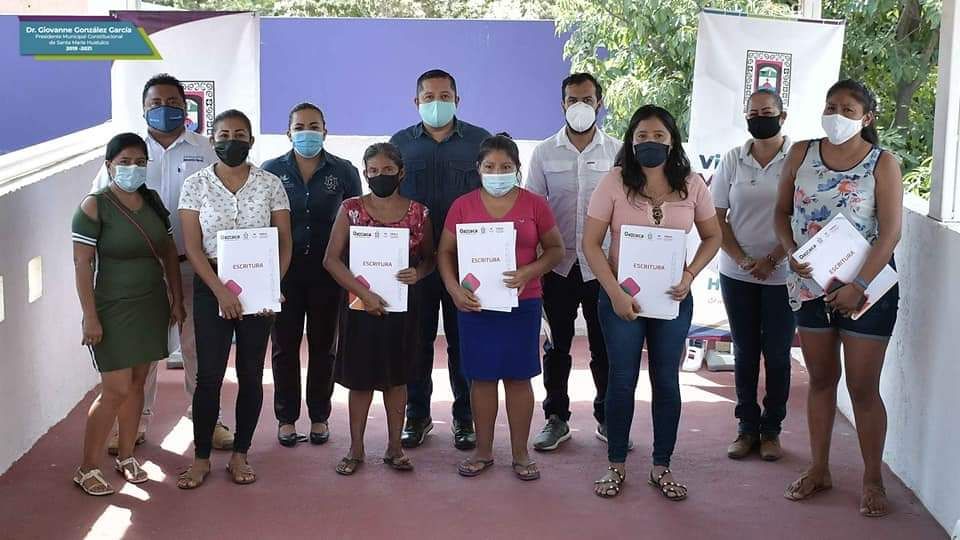drgiovannehux's tweet photo. Junto al Director de Planeación y Comercialización del @FIDELO_Goboax Christian García Sánchez y de la síndico municipal, hicimos entrega de quince escrituras públicas notariadas del programa de comercialización del sector H3 de Santa Cruz Huatulco.

#ElCambioLoHacemosTodos https://t.co/zvsmJfuj0Z