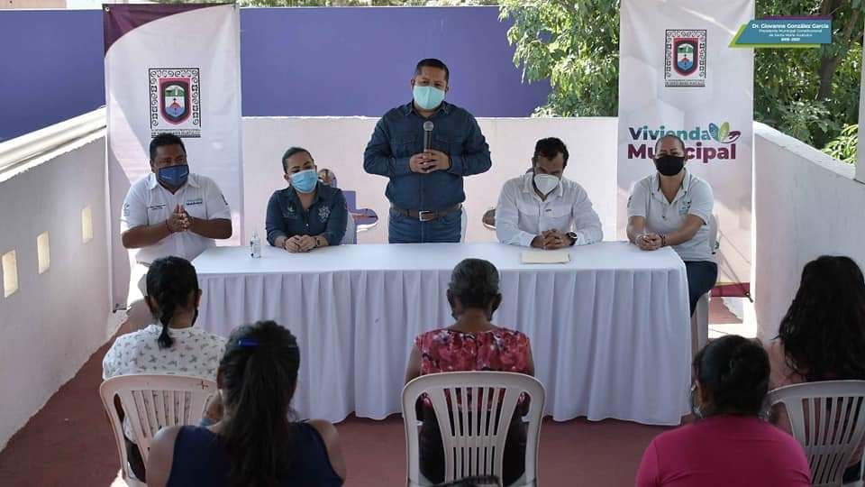 drgiovannehux's tweet photo. Junto al Director de Planeación y Comercialización del @FIDELO_Goboax Christian García Sánchez y de la síndico municipal, hicimos entrega de quince escrituras públicas notariadas del programa de comercialización del sector H3 de Santa Cruz Huatulco.

#ElCambioLoHacemosTodos https://t.co/zvsmJfuj0Z