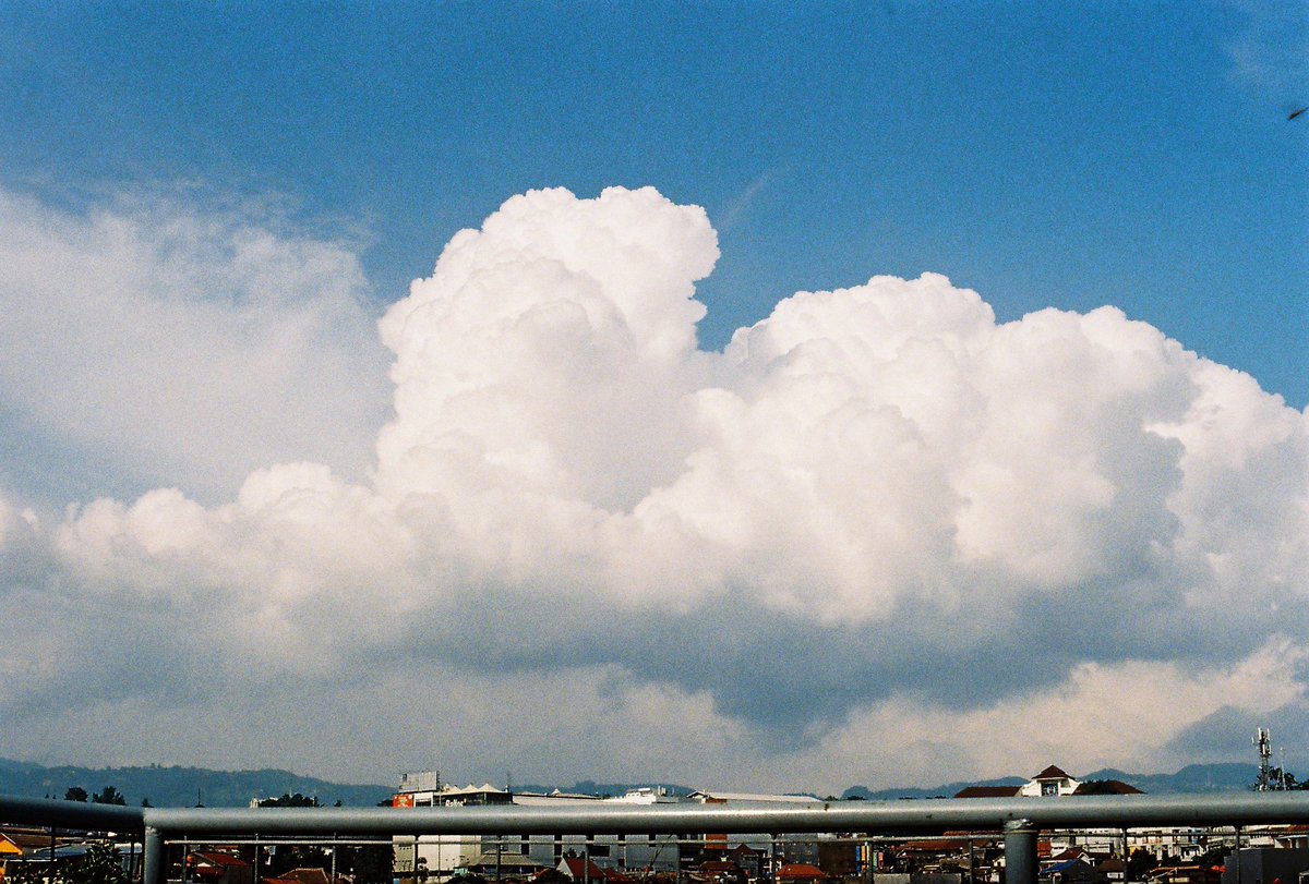 Saking senengnya sama awan, saya ceritain berbagai hal mengenai awan hampir ke ... semua orang. Salah satu dosen DKV di kampus S2 saya sampai manggil saya si awan, sisanya udah muak saya ngomongin awan. Ini dari analog Februari lalu.