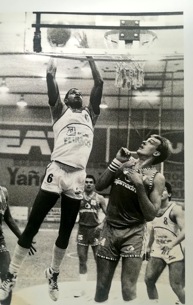 AgrasFernando's tweet photo. Encuentro #Obra & #Cajamadrid temporada 86/87 #BobbyWallace ante #GregWiltjer observan #FedeRamiro y #LeteLasa Primera B #historiabaloncestogalego https://t.co/9Eo3jgnTdZ