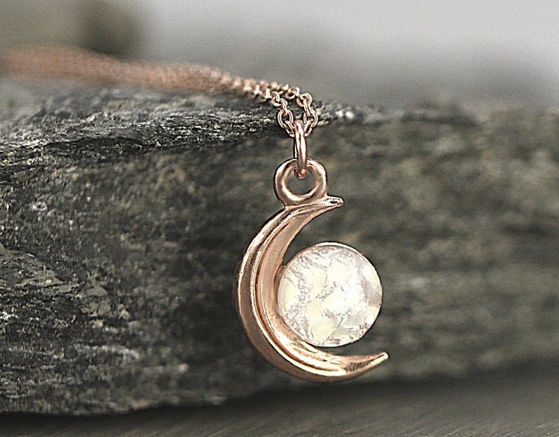 LYDVENT DAY 6: I first found Etsy when I was looking for handmade jewellery. There are so many incredible artists on there, and the delicate, nature-inspired pieces from Villa Sorgenfrei are some of my very favourites. That signet ring is so me!!(AFF)  https://tidd.ly/2Inr0d4 