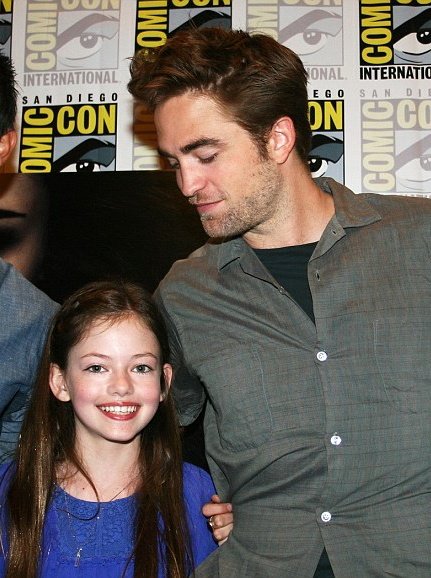 Awww it\s Robert Pattinson \s on-screen daughter Mackenzie Foy\s birthday today!!!!!
Happy Birthday  