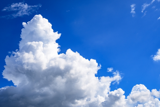 Awan cumulonimbus di dalam musim panas di Jepang merupakan salah satu fitur penting. Konon katanya musim panas di Jepang 'seindah' itu dengan kehadiran awan cumulonimbus. Jika teman-teman search 'nyudogumo' di internet, akan muncul artikel2 dan foto2 cumulonimbus di Jepang.