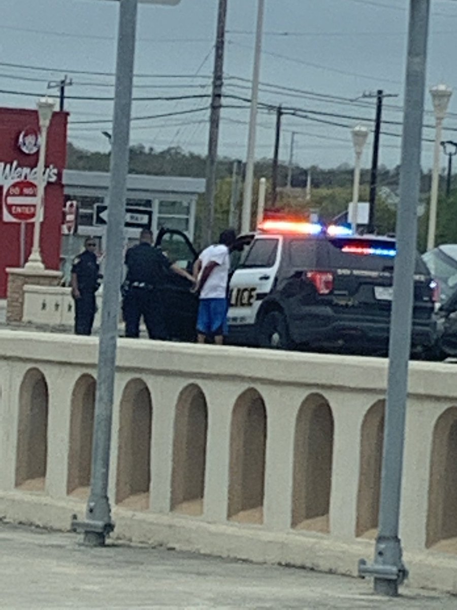 epa31934453's tweet photo. @ksatnews @mySA @KENS5 horrible inner city police chase crash here on Walters and I-35, no news about it yet.... non undercover SAPD instantly on the scene but no state troopers. Sounded like an explosion #SanAntonio #sapd #eastside https://t.co/ln4BNlu2FM