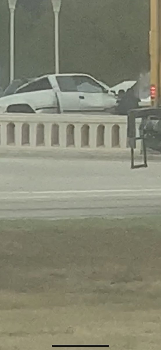 epa31934453's tweet photo. @ksatnews @mySA @KENS5 horrible inner city police chase crash here on Walters and I-35, no news about it yet.... non undercover SAPD instantly on the scene but no state troopers. Sounded like an explosion #SanAntonio #sapd #eastside https://t.co/ln4BNlu2FM