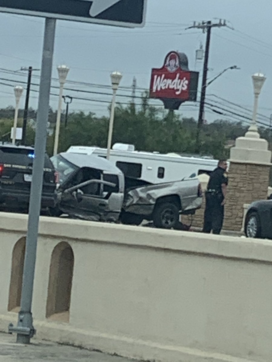 epa31934453's tweet photo. @ksatnews @mySA @KENS5 horrible inner city police chase crash here on Walters and I-35, no news about it yet.... non undercover SAPD instantly on the scene but no state troopers. Sounded like an explosion #SanAntonio #sapd #eastside https://t.co/ln4BNlu2FM