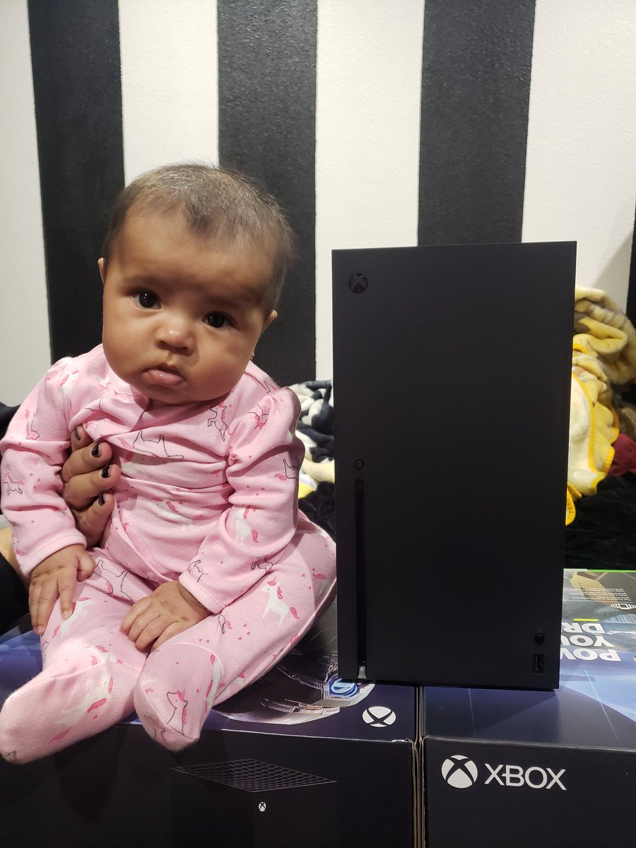 iGnashtys's tweet photo. Sure we've seen the #Seriesx size comparisons with old xbox's but how about with a 4 month old? @zer0phoksgiven @Xbox @XboxGamePass https://t.co/OxtWu5BcUM