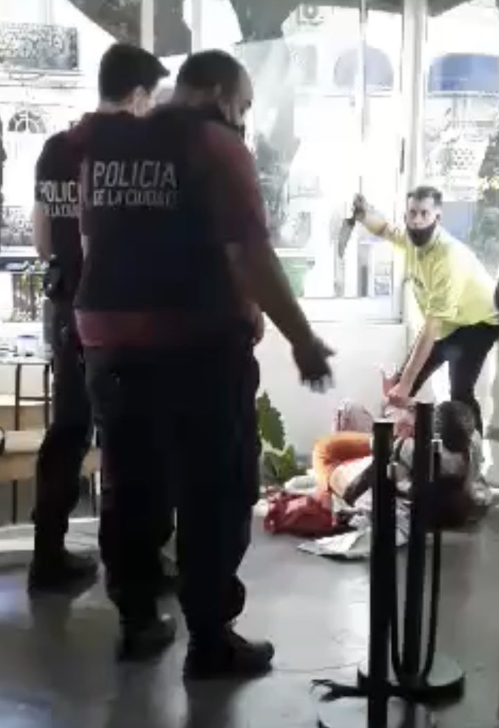 jjxzminp's tweet photo. La imagen de las dos bailarinas atacadas en Belgrano me destroza. Sofía se sentó arriba de Julieta, que estaba herida en el suelo, para interponerse entre ella y el atacante/femicida para que no la mate. 
Nunca tan real el "me cuidan mis amigas" 💔 https://t.co/6fXxErgd5b