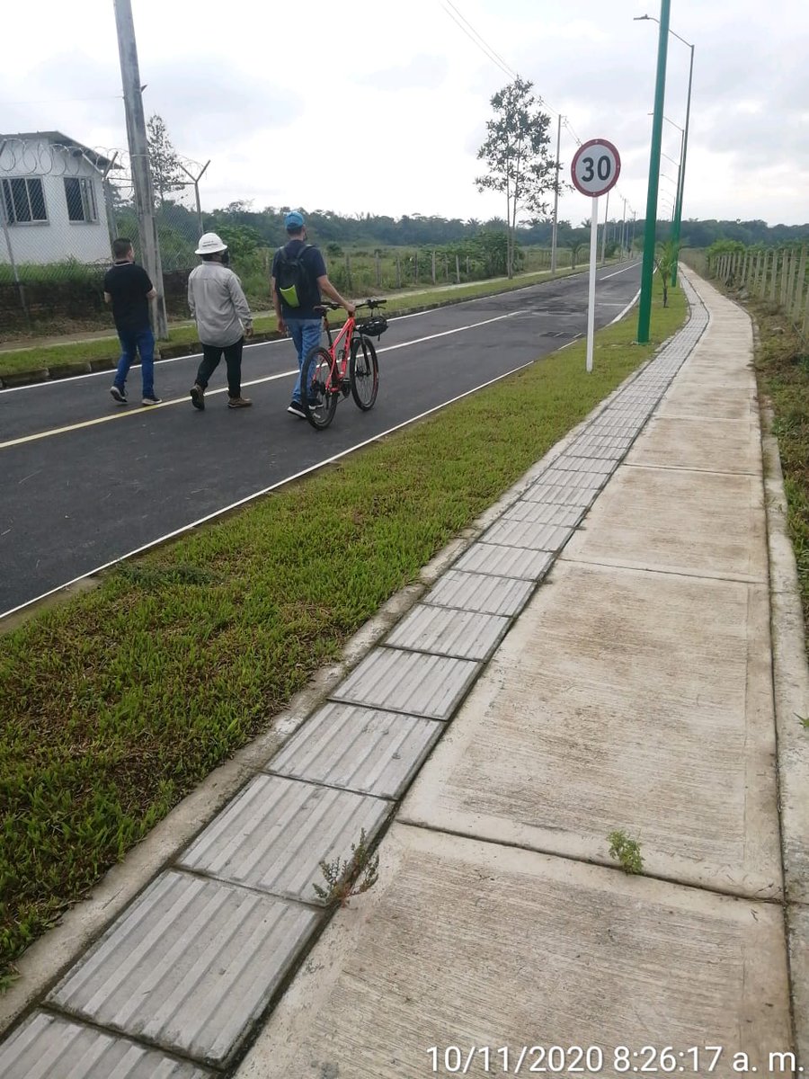 villavomovilida's tweet photo. Hoy visitamos la obra del proyecto vial que conectará al sector de Amarilo con la doble calzada de la vía Acacías, a la altura de Serramonte.

Revisamos las proyecciones de sentido, la señalización y demarcación de esta vía para que pronto este al servicio de la comunidad. https://t.co/SrGUqMHUN9