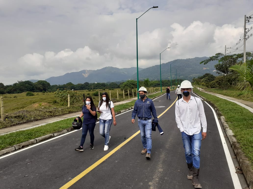 villavomovilida's tweet photo. Hoy visitamos la obra del proyecto vial que conectará al sector de Amarilo con la doble calzada de la vía Acacías, a la altura de Serramonte.

Revisamos las proyecciones de sentido, la señalización y demarcación de esta vía para que pronto este al servicio de la comunidad. https://t.co/SrGUqMHUN9