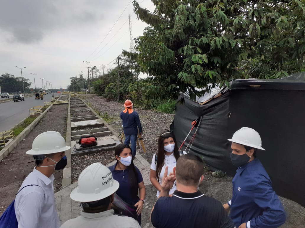 villavomovilida's tweet photo. Hoy visitamos la obra del proyecto vial que conectará al sector de Amarilo con la doble calzada de la vía Acacías, a la altura de Serramonte.

Revisamos las proyecciones de sentido, la señalización y demarcación de esta vía para que pronto este al servicio de la comunidad. https://t.co/SrGUqMHUN9
