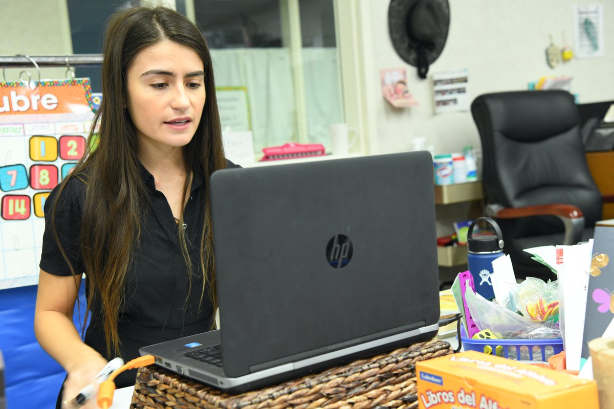JurupaUSD's tweet photo. Imagine starting school for the first time and receiving lessons in two languages, with distance learning as the instructional format. 
This is the reality for our kindergarteners in Dual Immersion. To read more follow the link in our bio or go to https://t.co/U03nC1x3at https://t.co/M6OghjOsWH