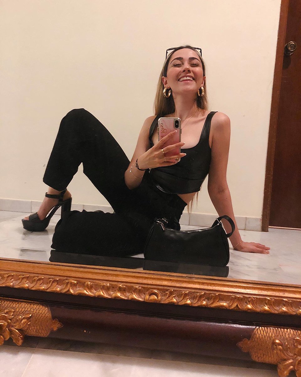 carolinaross's tweet photo. Día de estrenooooo 🥺✨✨✨ en 2 horas sale el video oficial de #Complicado ⌛️ tú desde qué ciudad la escucharás 🤎? https://t.co/2n0yi8OFIu
