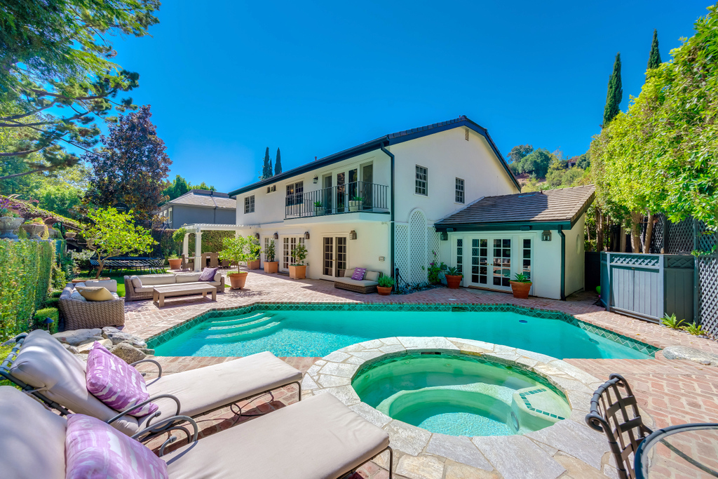 thesolomonPG's tweet photo. #SOLD! We officially closed on this freshly #renovated #Traditional tucked away on a cul de sac in #BeverlyHills for
$3.4 million!
#solomonpropertygroup #spg83 #traditionalhome #interiordesign #sold #luxuryrealestate #luxuryhomes #douglaselliman @EllimanCA https://t.co/yCycWh68Yf