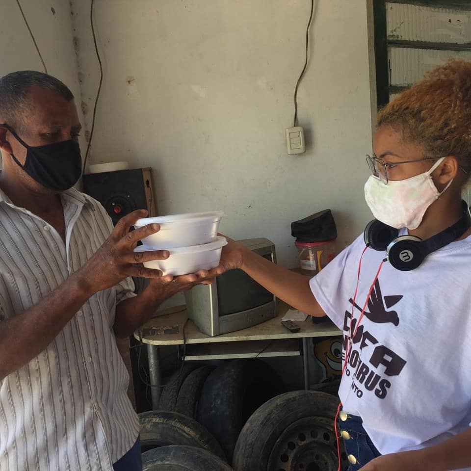 cufa_es's tweet photo. Dia de Almoço CUFA em Jabaeté Terra Vermelha, na cidade de Vila Velha/ES.

Em mais uma doação de nossa colaboradora Fabiula, atendemos 100 moradores do bairro com 100 marmitas da melhor qualidade.

#cufacontraovirus #cufabrasil #cufaes #favelaépotência #aculse #maesdafavela https://t.co/4G8BFRSf73