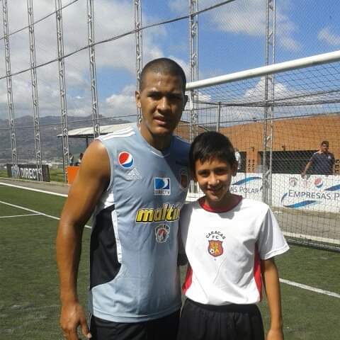 JohnnyDiaz132's tweet photo. #TBT Imágen de por allá en 2014 cuando un jovencito de nombre Anderson Contreras le pedía una foto a Salomón Rondón. Hoy compañeros de selección. https://t.co/qhjmYplhlh