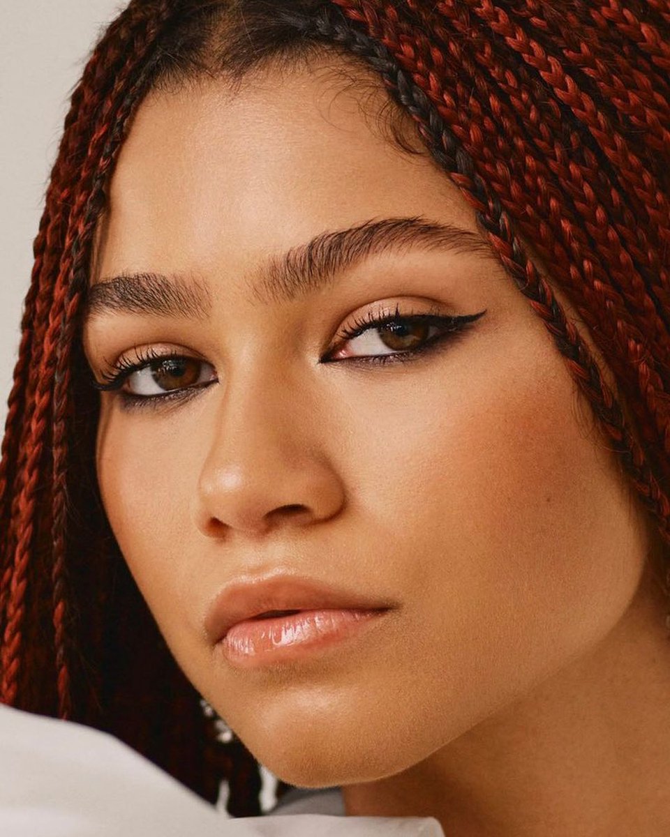dayabennetts's tweet photo. the category is face and zendaya won https://t.co/IDPjqDUF22