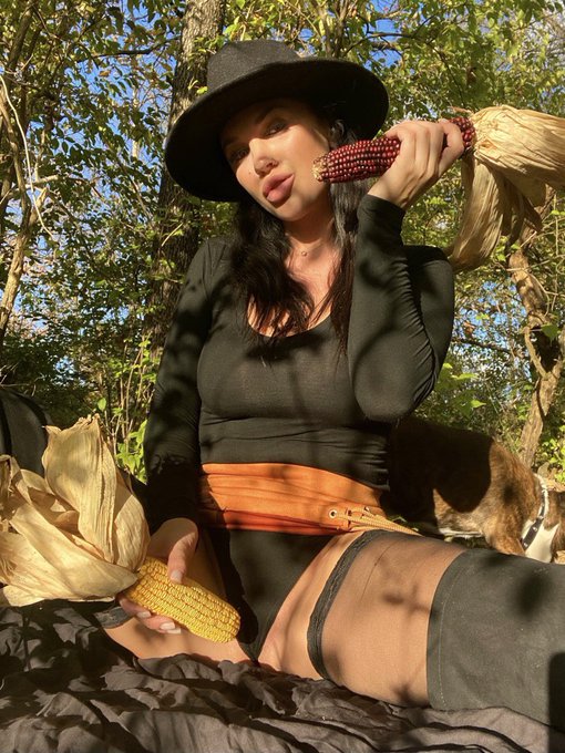 A real country girl will fu*k herself with a Corn on the Cob🌽! Releasing this Corn video tonight on my<a href="/tag/newprofilepic"class="tags"><span>#newprofilepic</span></a>
