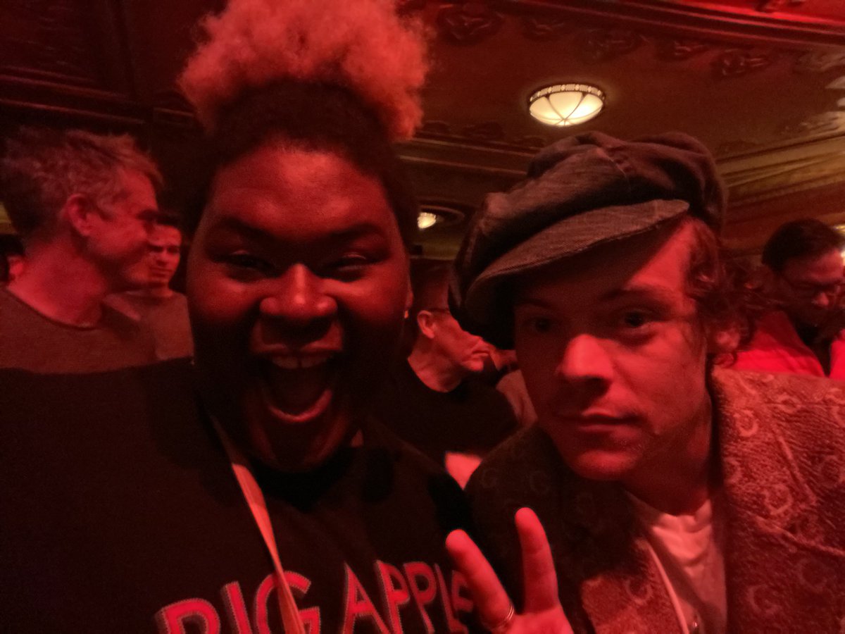 So then i was like wait FUCK this is THEE HARRY STYLES im sis im a fan and he was like awwe (very friendly) and i was like can we snag a pic!! And we did and i was like so nice meeting you and he gave me a kiss on the cheek and said nice meeting you love..and i was shook