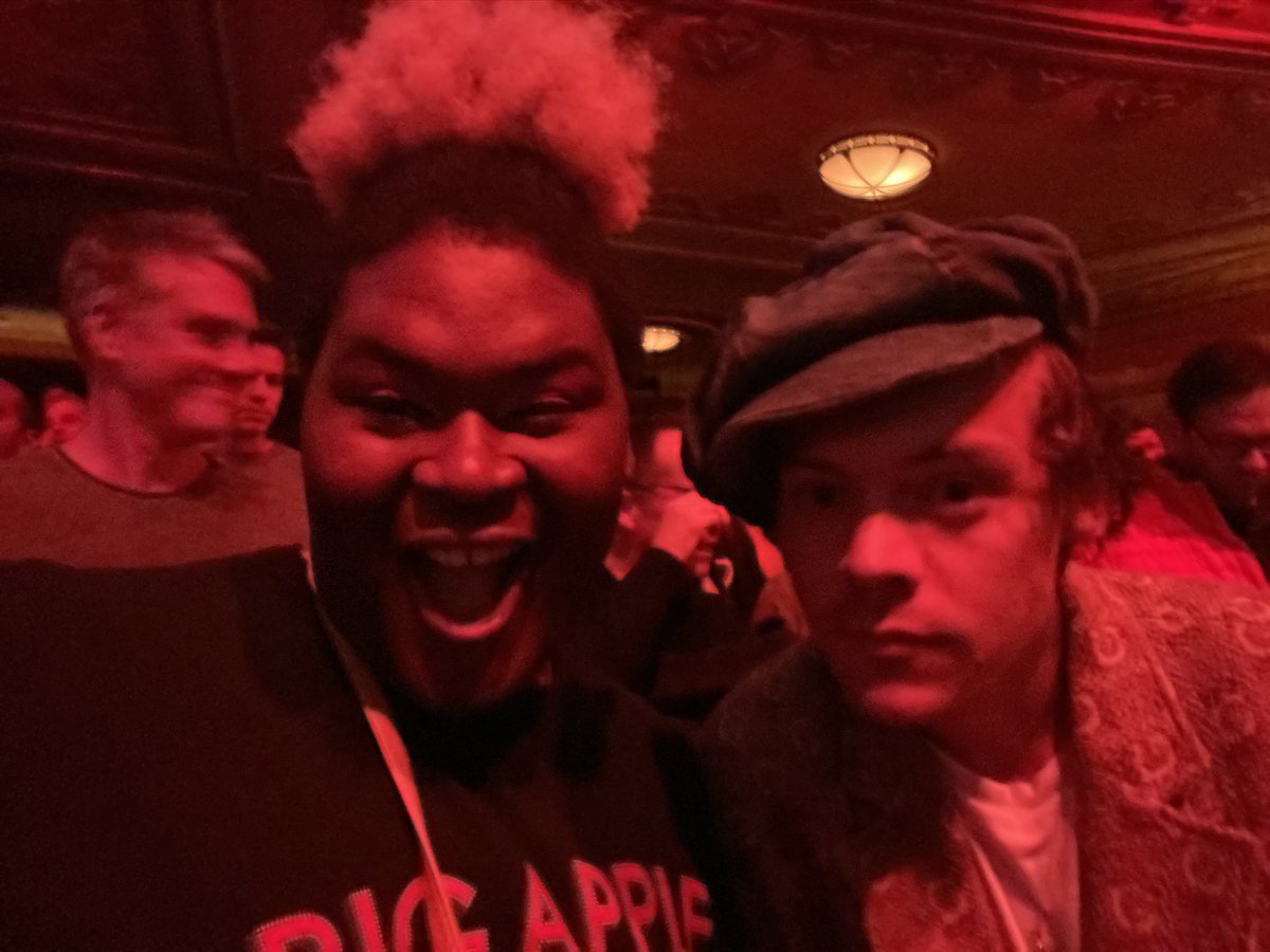So then i was like wait FUCK this is THEE HARRY STYLES im sis im a fan and he was like awwe (very friendly) and i was like can we snag a pic!! And we did and i was like so nice meeting you and he gave me a kiss on the cheek and said nice meeting you love..and i was shook