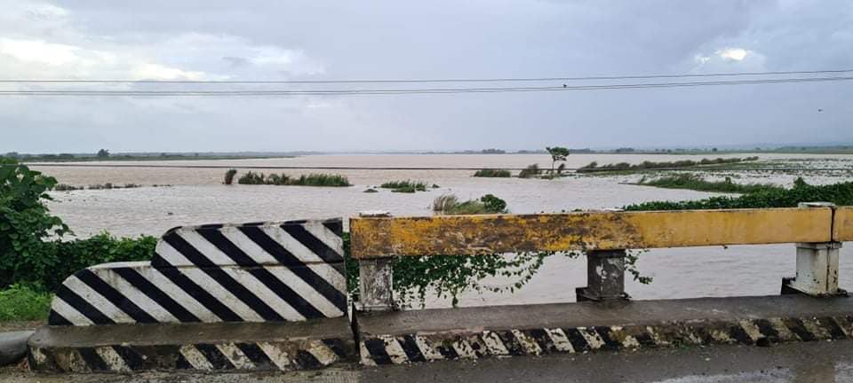 1Enrile's tweet photo. Travel Advisory: 
NOVEMBER 11, 2020

Roads from Centro going to Eastern Barangays are PASSABLE
NOT PASSABLE: 
*Bunagan bridge, Brgy. San Jose, Enrile
*San Juan-Batu road
*Naruang-Batu road
Buntun Water Level: 9.6m (as of 9:00PM) https://t.co/AKLTEEQvWq