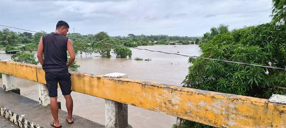 1Enrile's tweet photo. Travel Advisory: 
NOVEMBER 11, 2020

Roads from Centro going to Eastern Barangays are PASSABLE
NOT PASSABLE: 
*Bunagan bridge, Brgy. San Jose, Enrile
*San Juan-Batu road
*Naruang-Batu road
Buntun Water Level: 9.6m (as of 9:00PM) https://t.co/AKLTEEQvWq