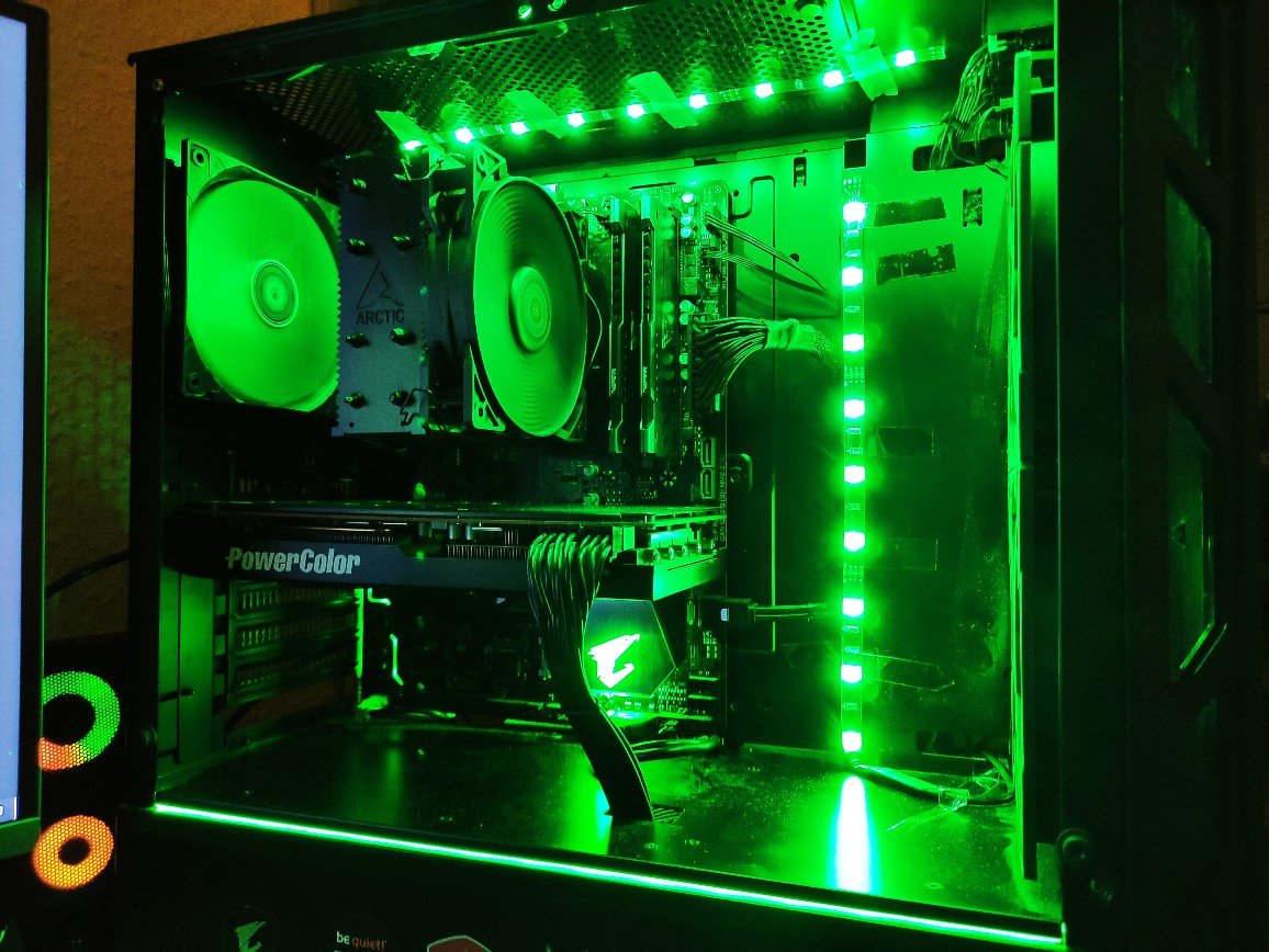 HardwareStube's tweet photo. Rot, grün oder blau? Egal! Hauptsache RGB. Uns gefällt das grün, wie sieht es mit euch aus?

Danke an FledPaul für das Setup
#RGB #Gaming #GamingPC #gamingsetups https://t.co/AI6S2ujAkq