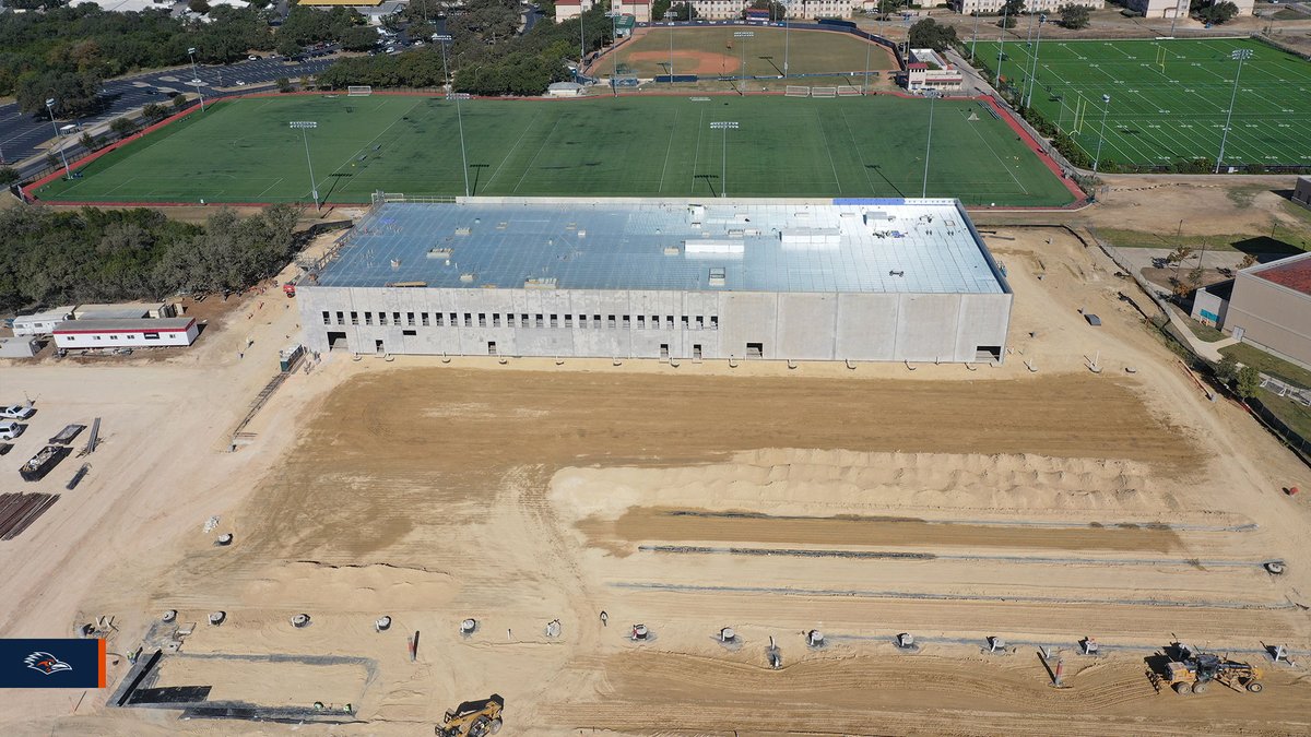 UTSAAthletics's tweet photo. Construction on the Roadrunner Athletics Center of Excellence (RACE) continues to move forward. We celebrated a significant step in the process with a topping out ceremony on Monday.

🔗 https://t.co/vSay3AW29m

#BirdsUp 🤙 https://t.co/yyPdjB2e1b